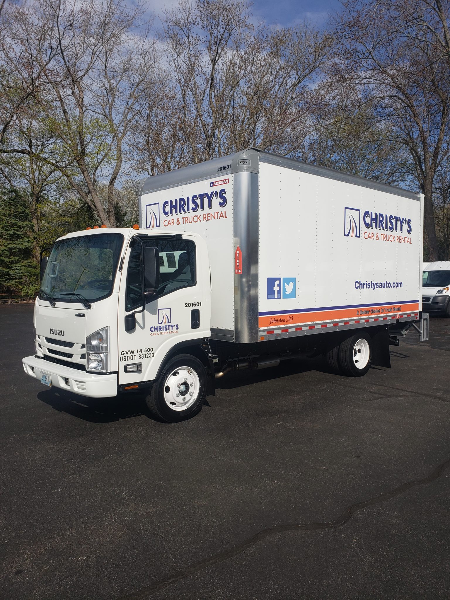 3 Ways A Box Truck Rental Can Make Transporting Goods Easier